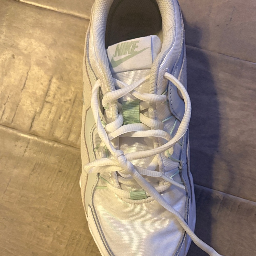 Nike shoes - Picture 3 of 5